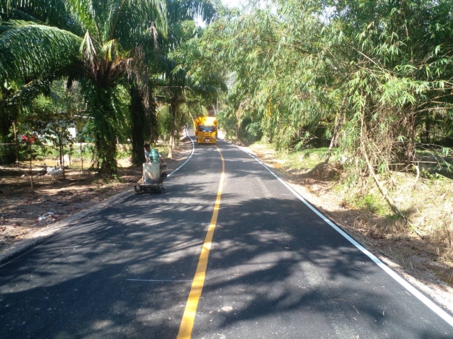 โครงการก่อสร้างถนนพาราแอสฟัลท์ติกคอนกรีต  สายควนตุ้งกู  ห้วยช่องส้อน  หมู่ที่ 3 ตำบลบางสัก