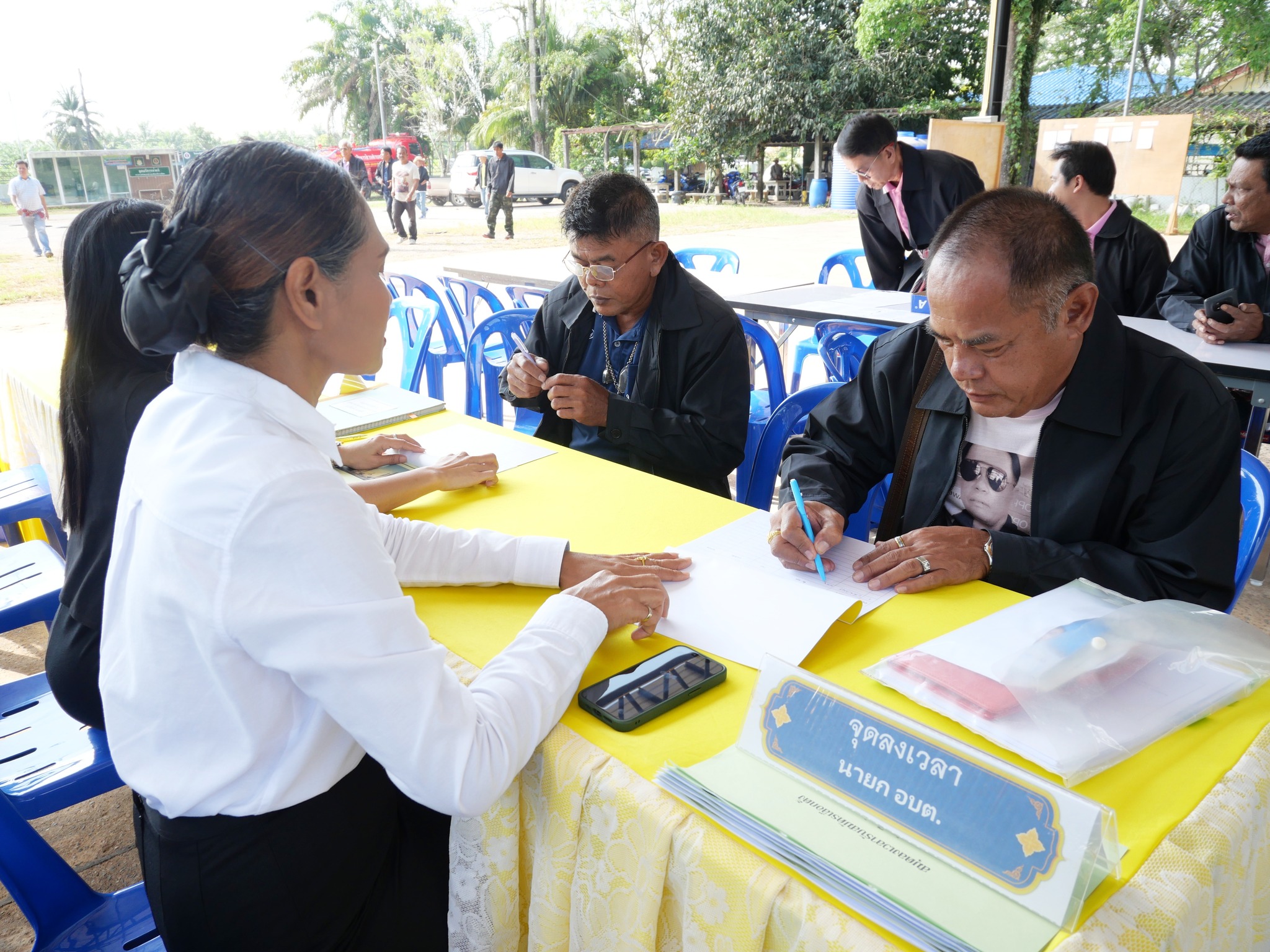 บรรยากาศการรับสมัครเลือกตั้งสมาชิกสภาองค์การบริหารส่วนตำบลบางสัก(ส.อบต.) และนายกองค์การบริหารส่วนตำบลบางสัก(นายก อบต.) วันที่ 2 ธันวาคม 2568 (วันแรก) เป็นไปด้วยความคึกคัก พร้อมมีพี่น้องประชาชนจำนวมมาก มารอต้อนรับ ให้กำลังใจกันอย่างอบอุ่น