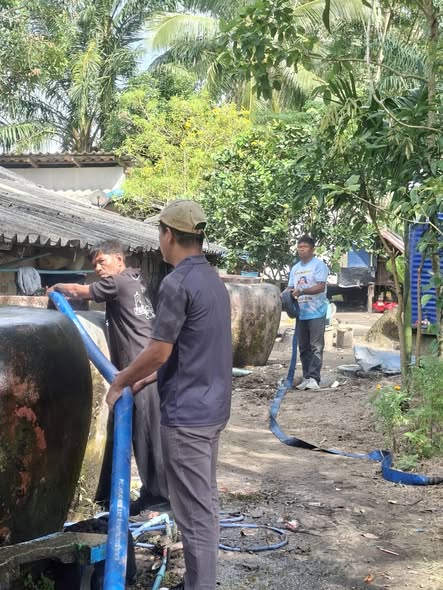 ลงพื้นที่ดำเนินการจัดส่งน้ำสำหรับอุปโภคบริโภคให้แก่ประชาชน